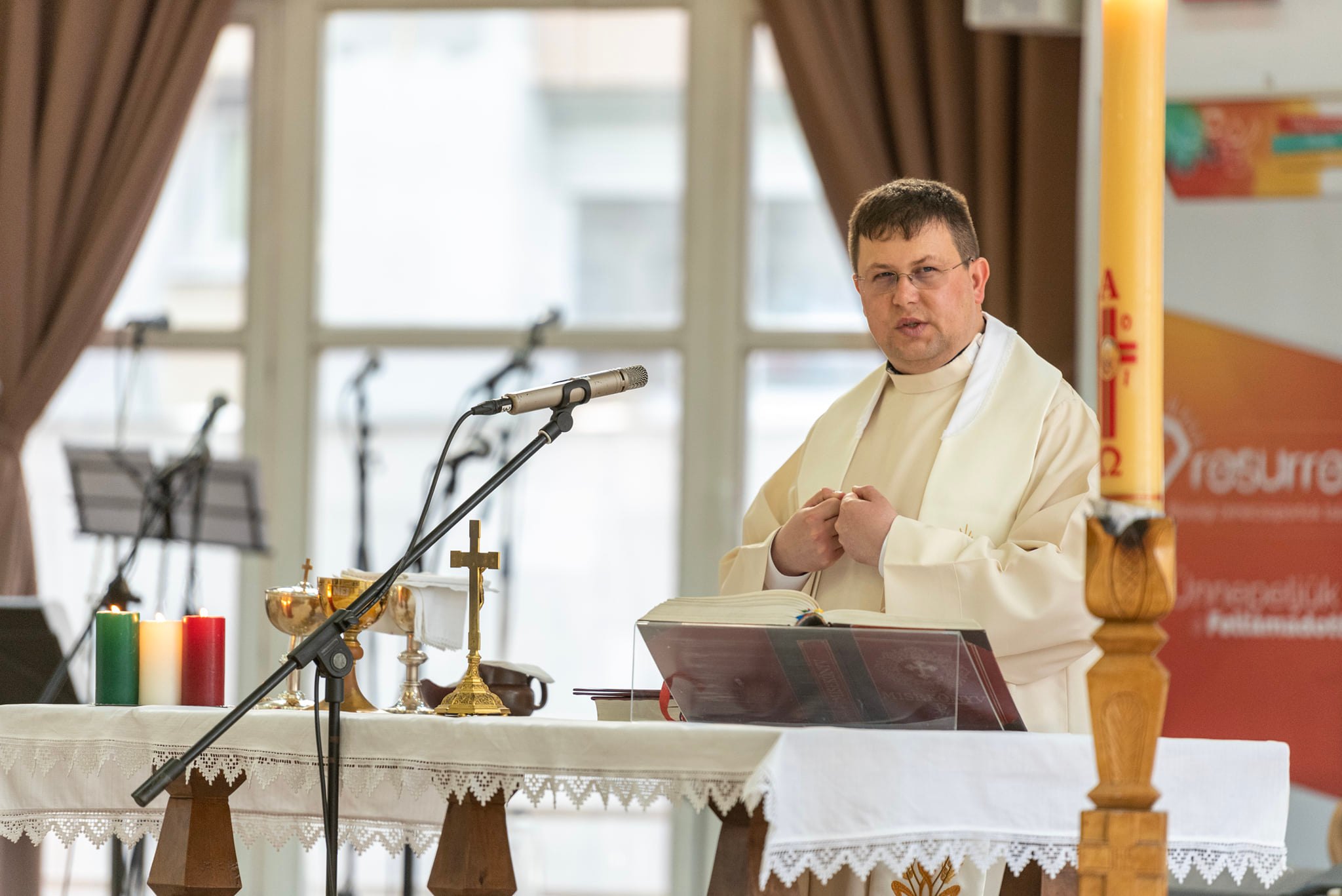 Csíki Szabolcs ifjúsági főlelkész prédikál
